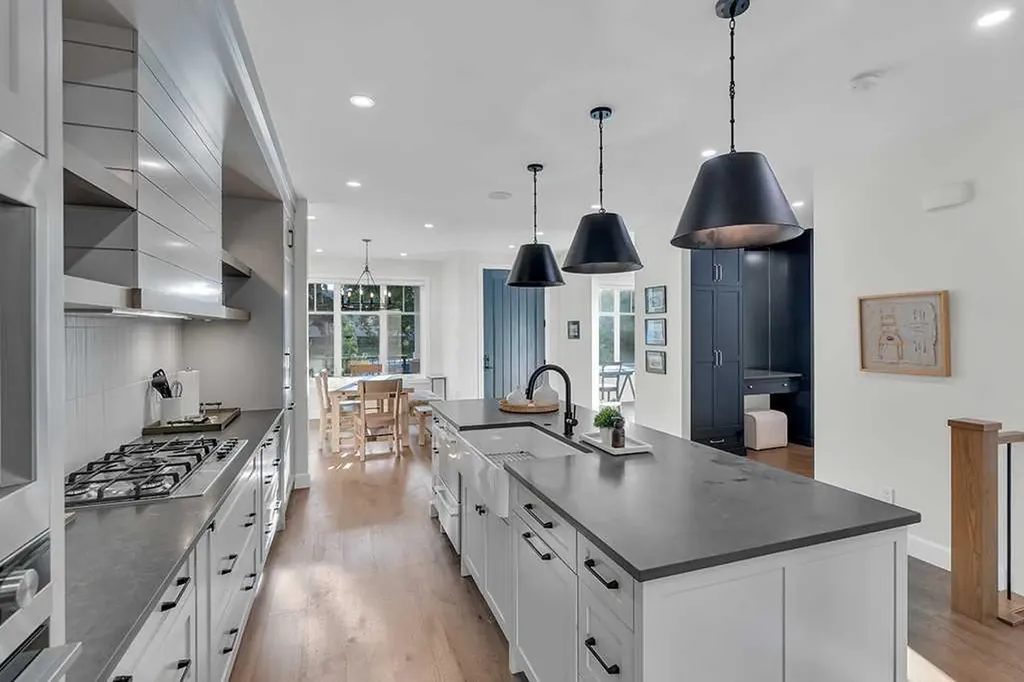 2424 35 Street SW Calgary AB T3E 2Y1