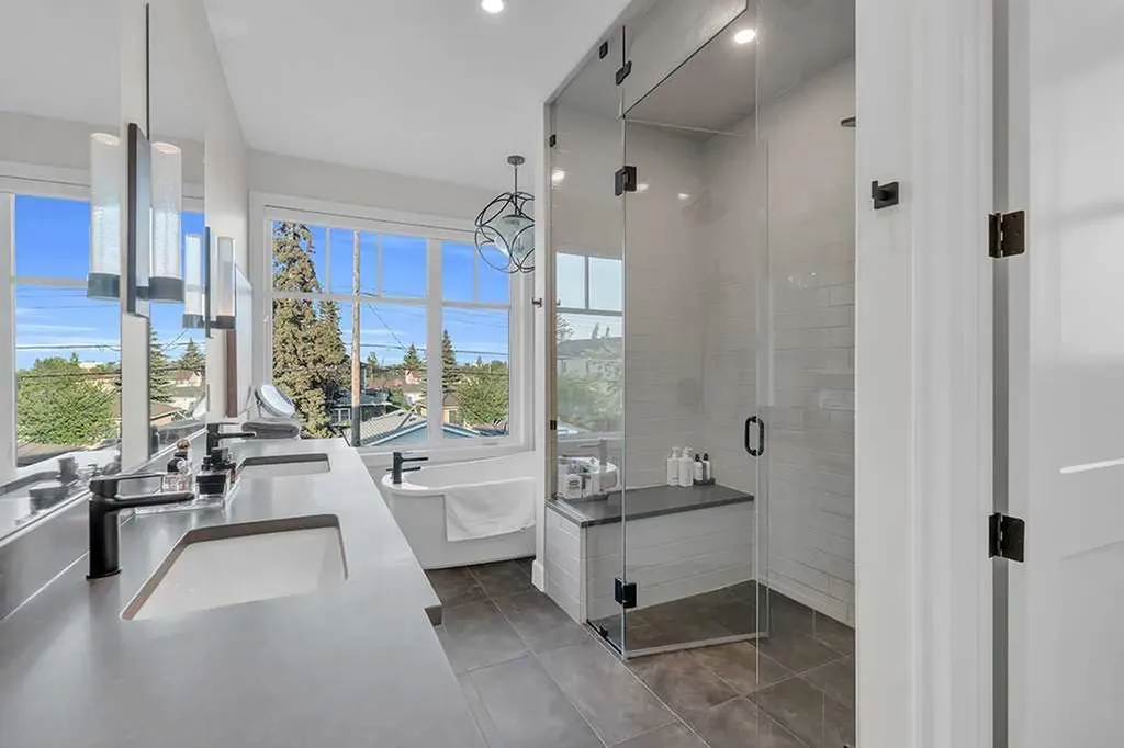 2424 35 Street SW Calgary AB T3E 2Y1