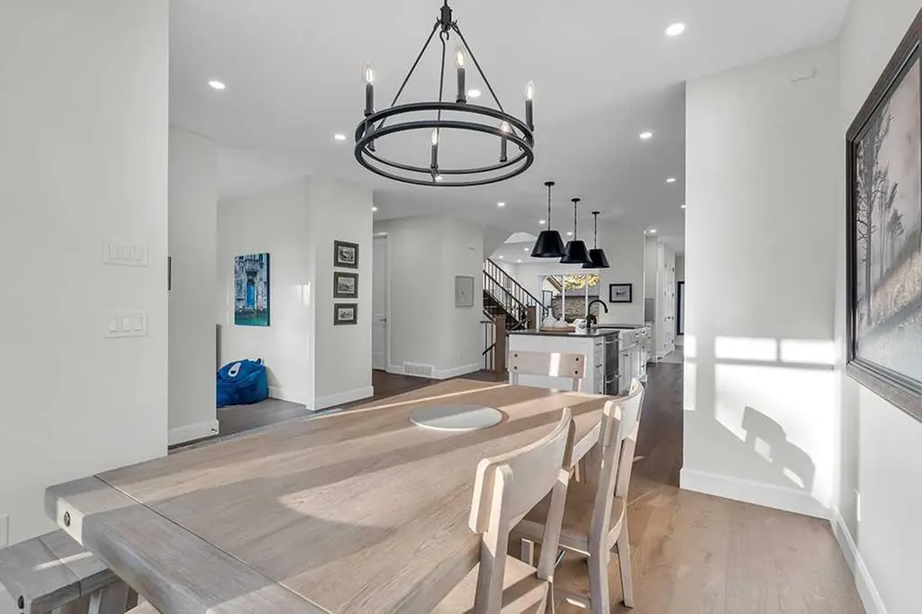2424 35 Street SW Calgary AB T3E 2Y1