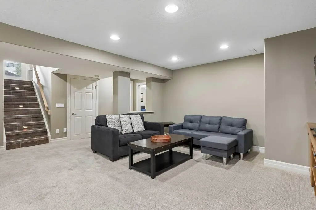 2404 29 Avenue SW Calgary AB T2T 1N9