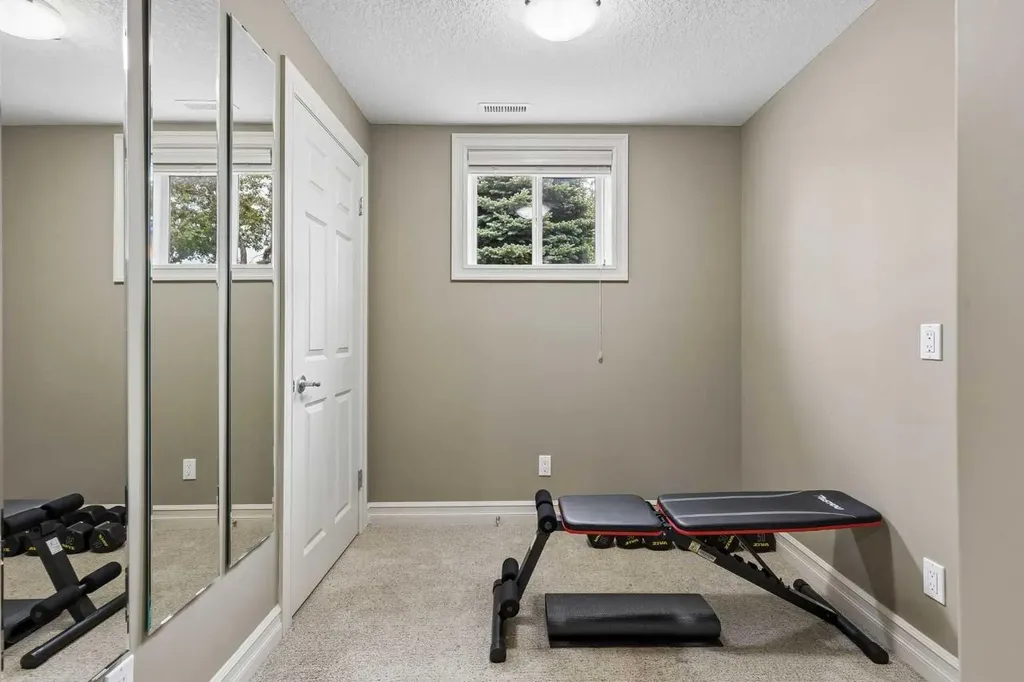 2404 29 Avenue SW Calgary AB T2T 1N9