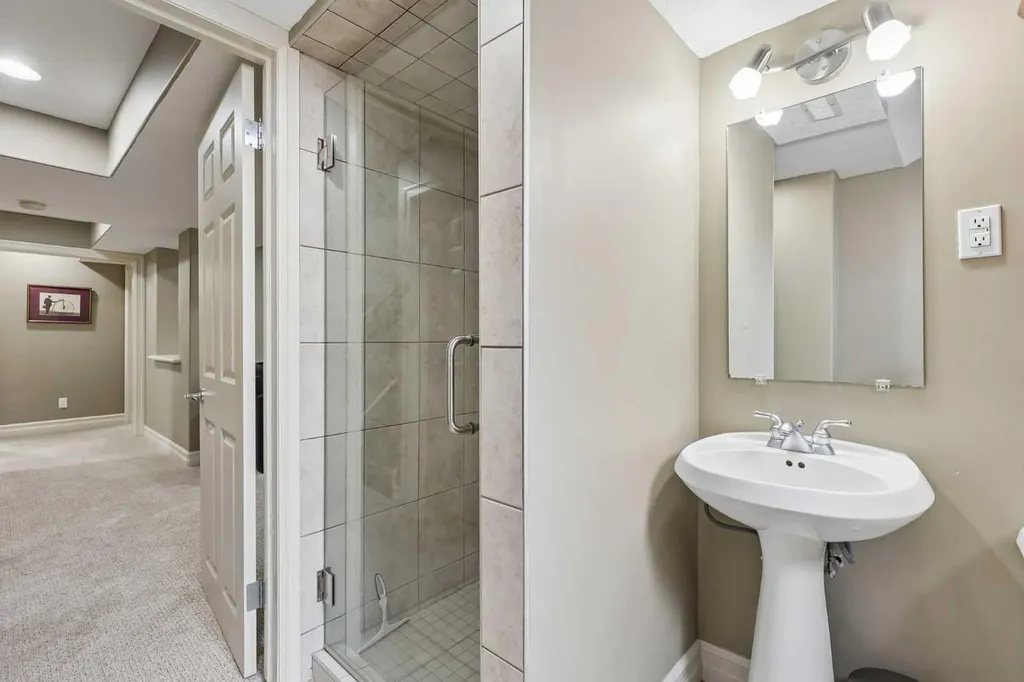 2404 29 Avenue SW Calgary AB T2T 1N9