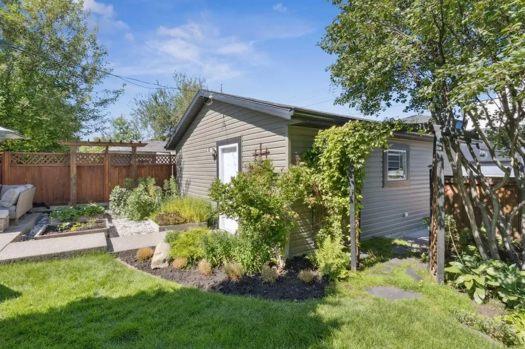 2404 29 Avenue SW Calgary AB T2T 1N9