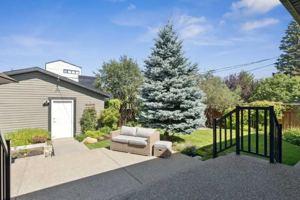 2404 29 Avenue SW Calgary AB T2T 1N9