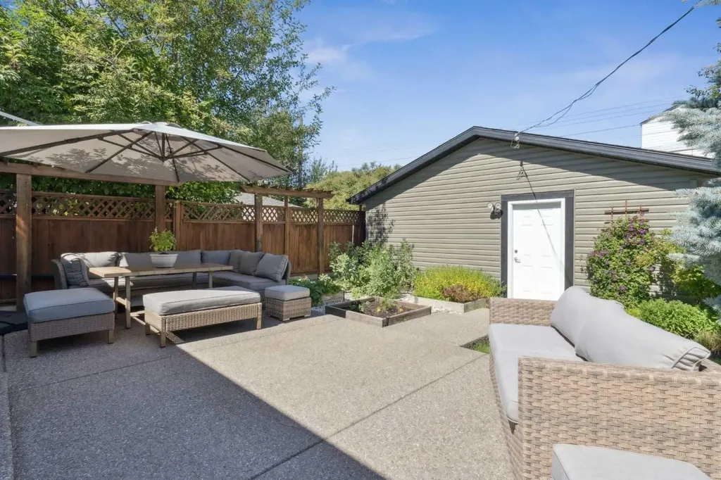 2404 29 Avenue SW Calgary AB T2T 1N9