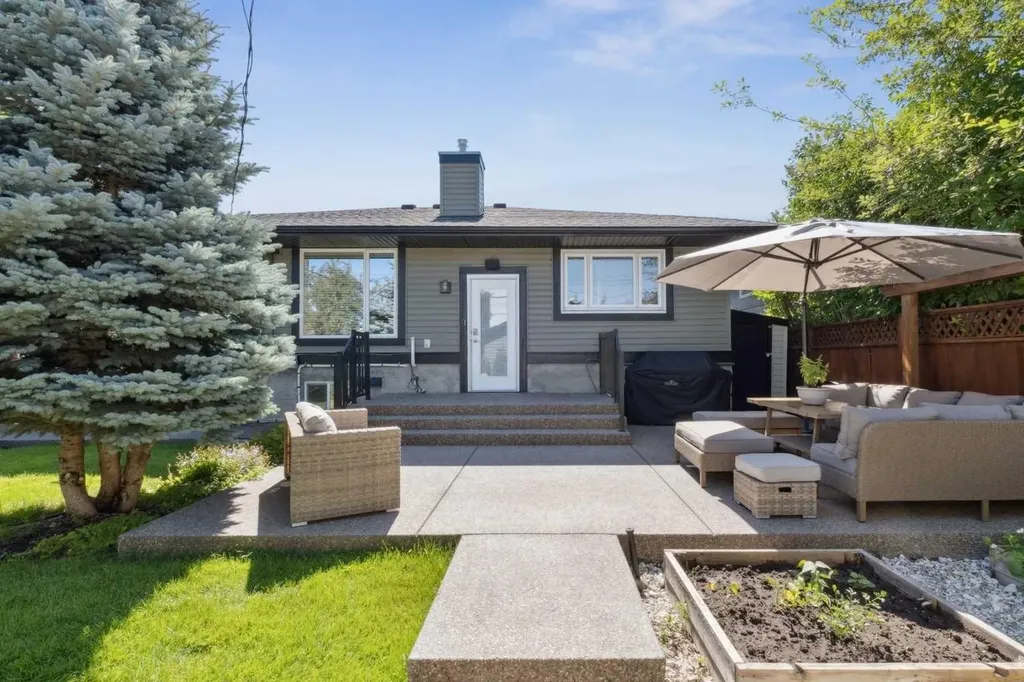 2404 29 Avenue SW Calgary AB T2T 1N9