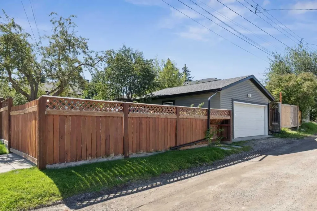 2404 29 Avenue SW Calgary AB T2T 1N9