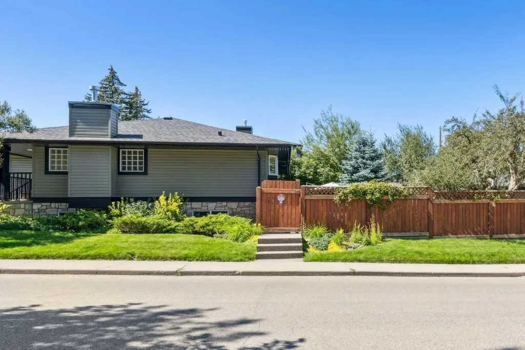 2404 29 Avenue SW Calgary AB T2T 1N9