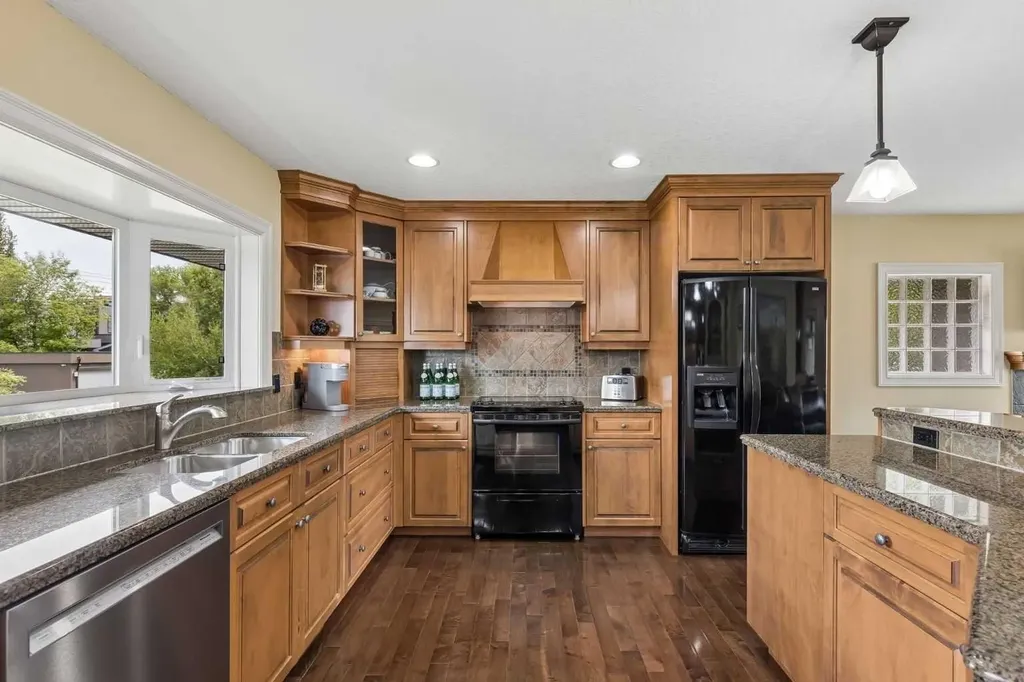 2404 29 Avenue SW Calgary AB T2T 1N9