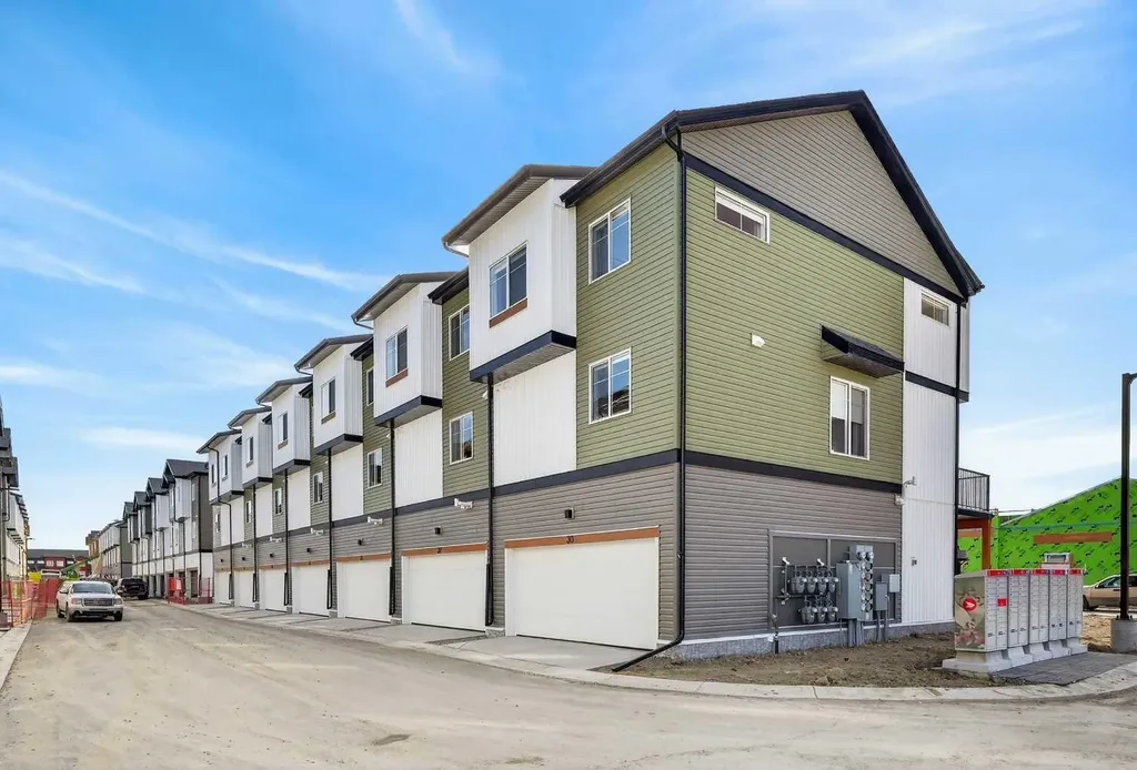32 Red Embers Plaza NE Calgary AB T3N 2W1