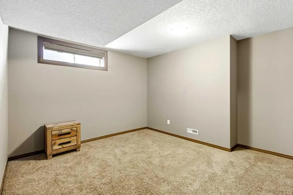 23 Aspen Stone Crescent SW Calgary AB T3H 5Y8