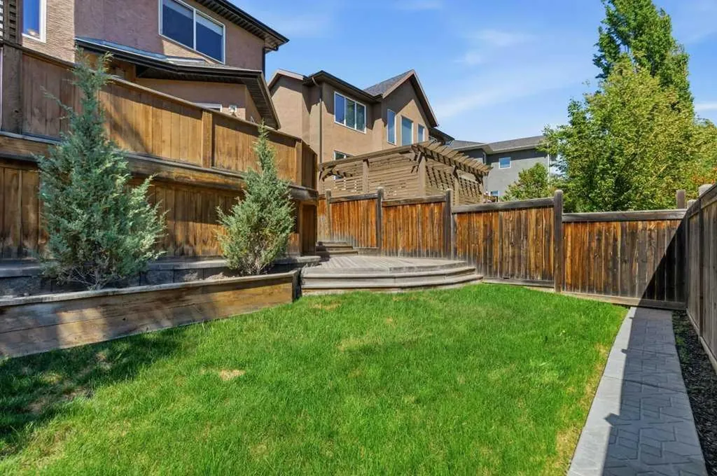 23 Aspen Stone Crescent SW Calgary AB T3H 5Y8