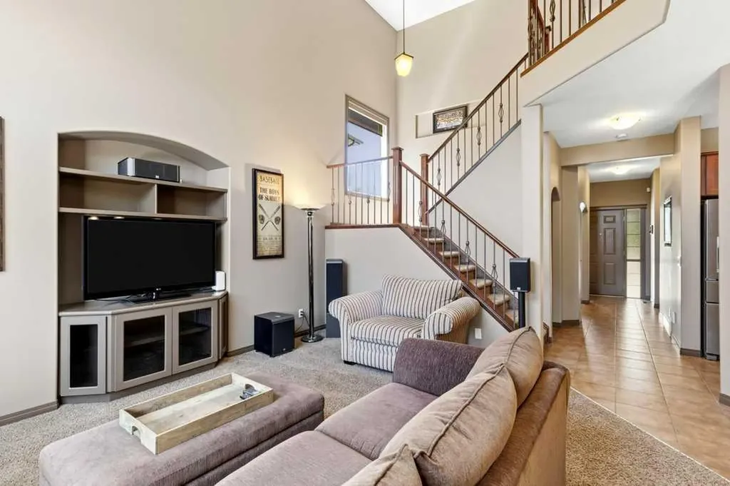 23 Aspen Stone Crescent SW Calgary AB T3H 5Y8