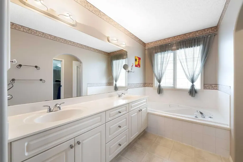 69 Hampstead Gardens NW Calgary AB T3A 5Y5