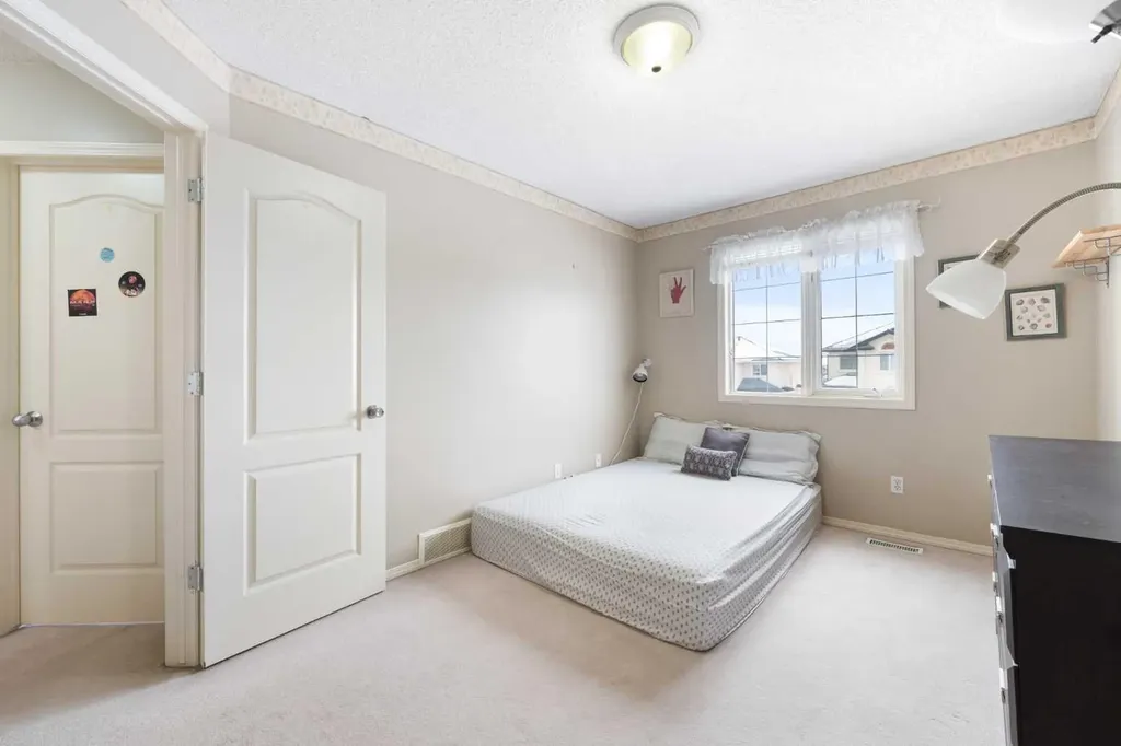 69 Hampstead Gardens NW Calgary AB T3A 5Y5