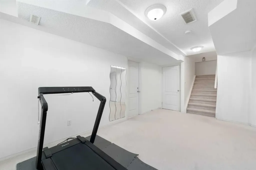 69 Hampstead Gardens NW Calgary AB T3A 5Y5
