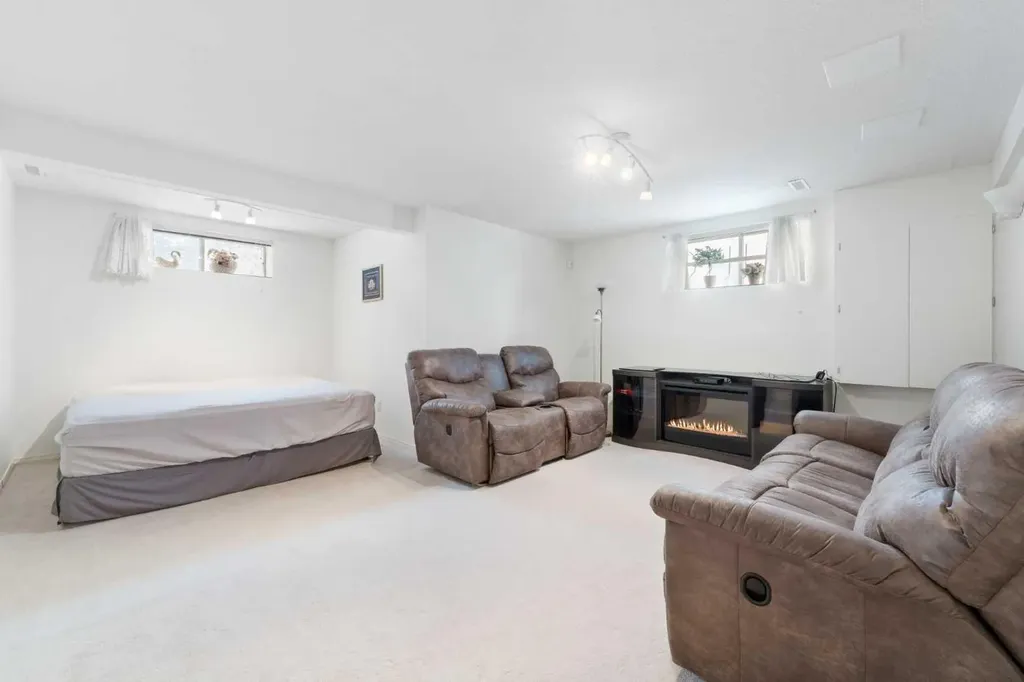 69 Hampstead Gardens NW Calgary AB T3A 5Y5