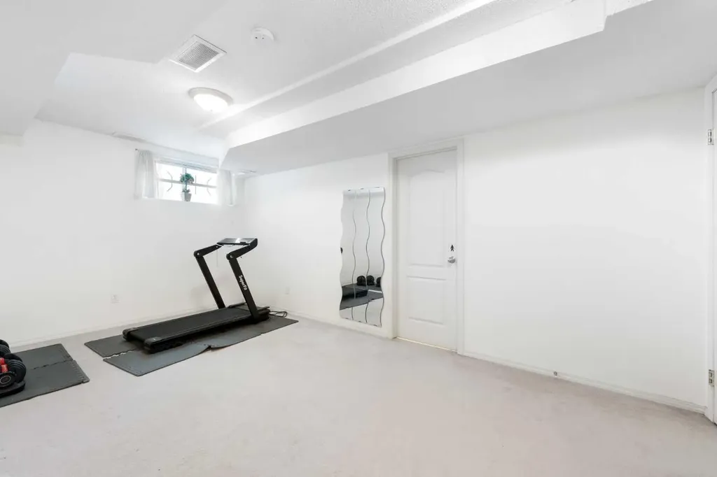 69 Hampstead Gardens NW Calgary AB T3A 5Y5