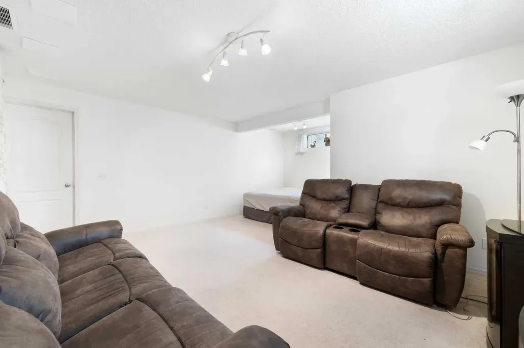 69 Hampstead Gardens NW Calgary AB T3A 5Y5