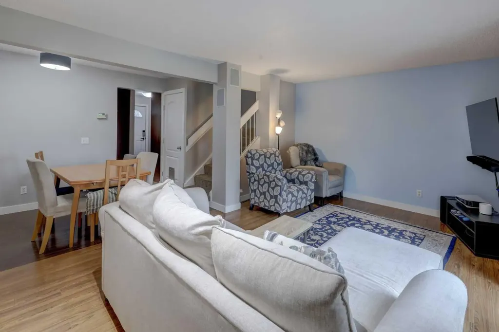 40 Georgian Villas NE Calgary AB T2A 7C4