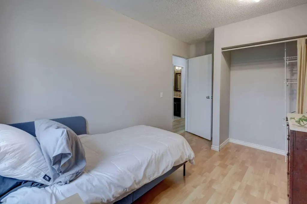 40 Georgian Villas NE Calgary AB T2A 7C4