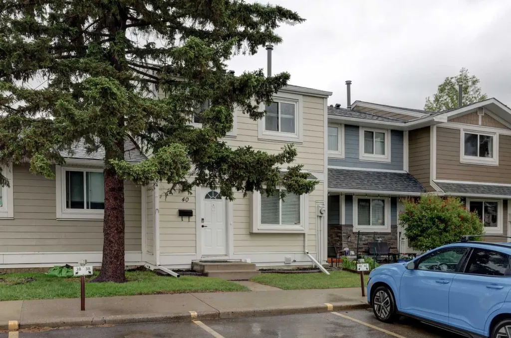 40 Georgian Villas NE Calgary AB T2A 7C4