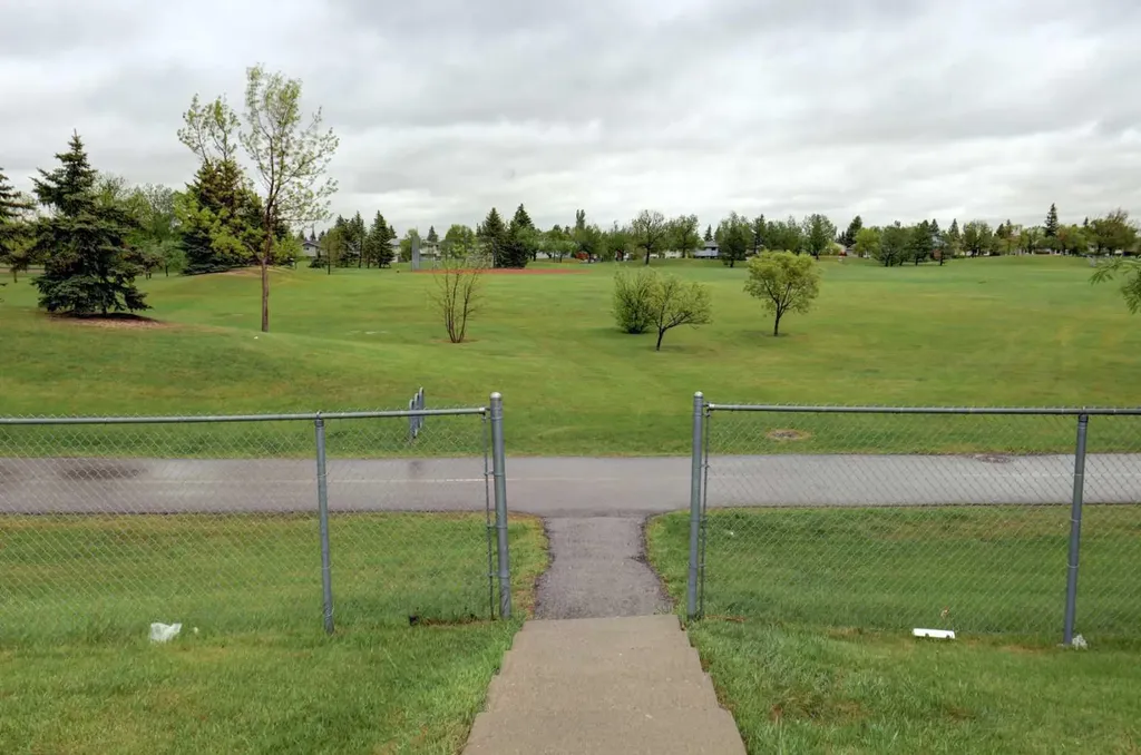 40 Georgian Villas NE Calgary AB T2A 7C4