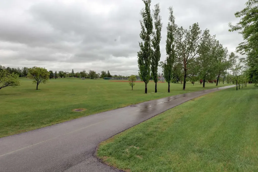 40 Georgian Villas NE Calgary AB T2A 7C4