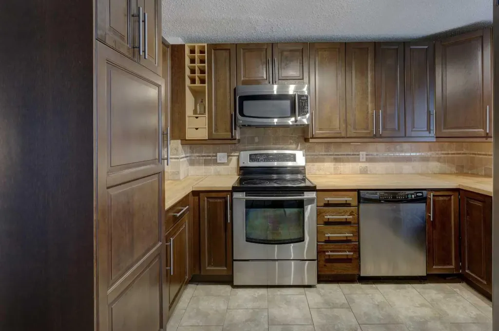40 Georgian Villas NE Calgary AB T2A 7C4