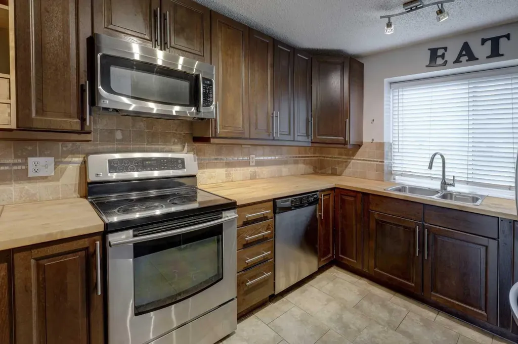 40 Georgian Villas NE Calgary AB T2A 7C4