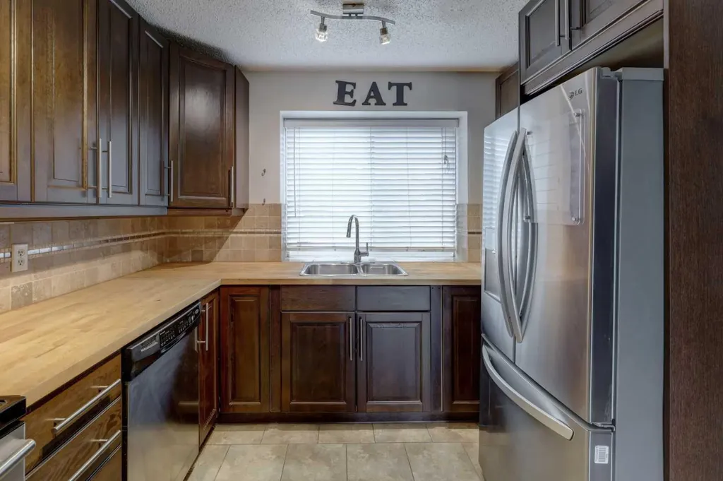 40 Georgian Villas NE Calgary AB T2A 7C4