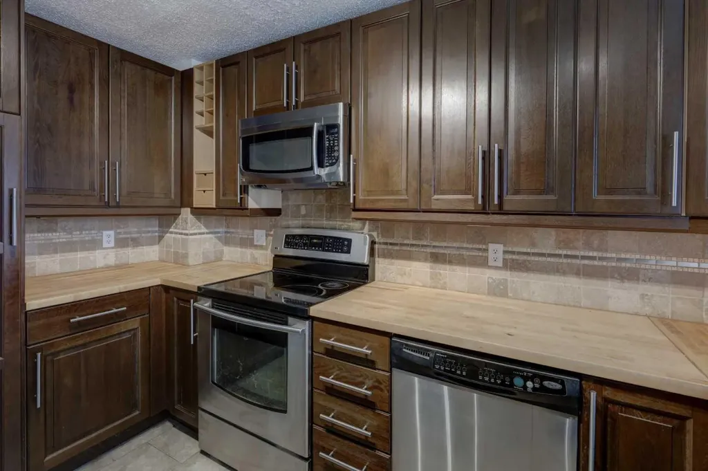 40 Georgian Villas NE Calgary AB T2A 7C4