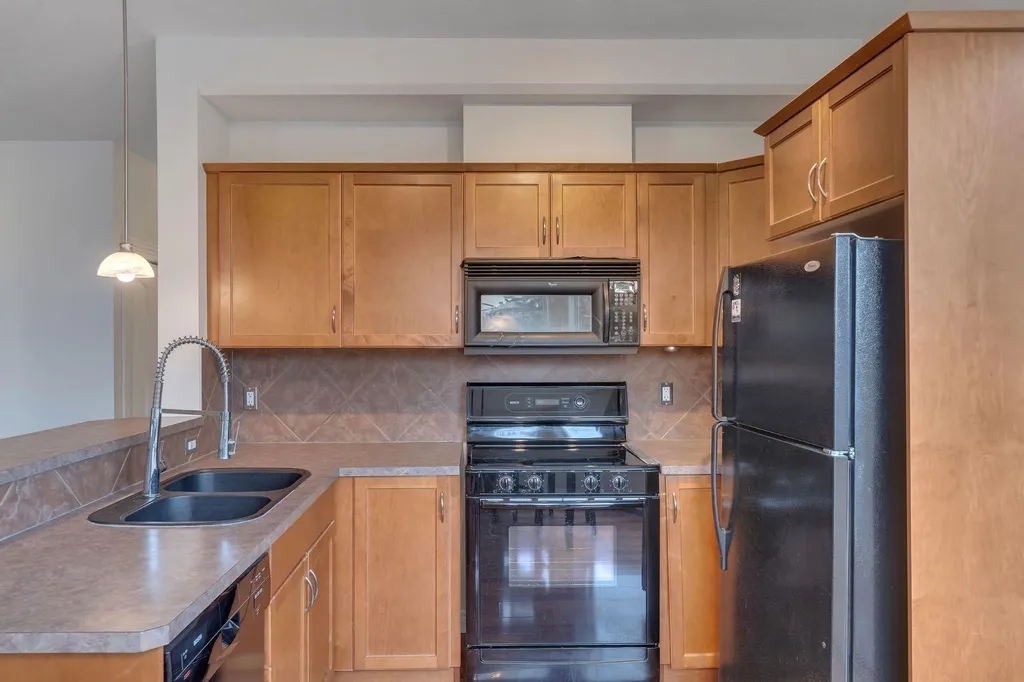 3111 34 Avenue NW Calgary AB T2L 0Y2
