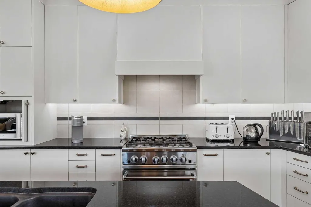 2641 21 Street SW Calgary AB T2T 5A9