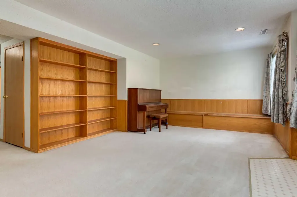 183 Edgevalley Circle NW Calgary AB T3A 4X8