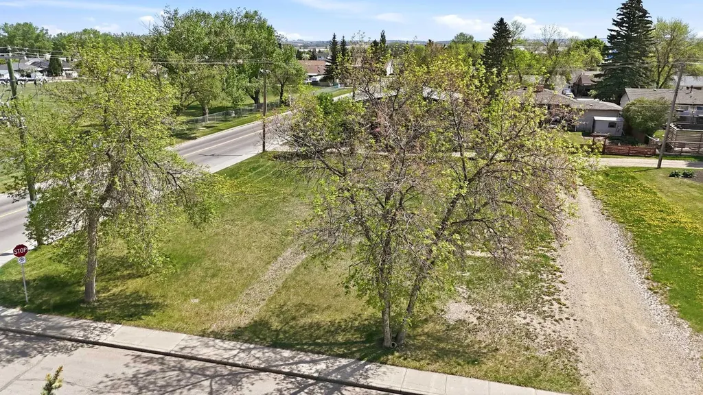 5253 49 Street Lacombe AB T4L 1H6