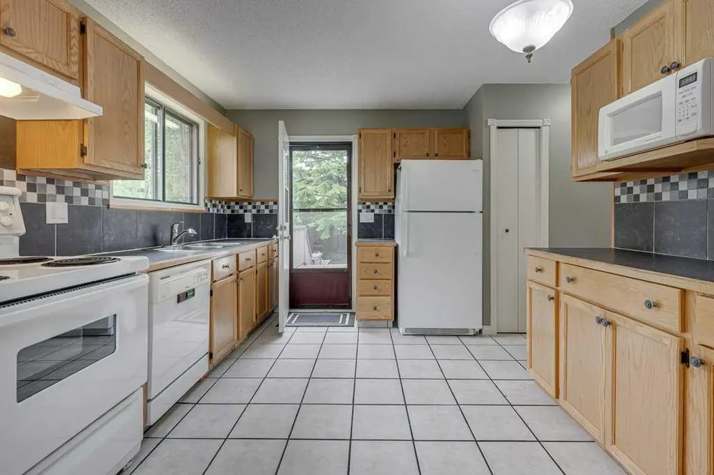 35 Gish Street Red Deer AB T4P 2N7