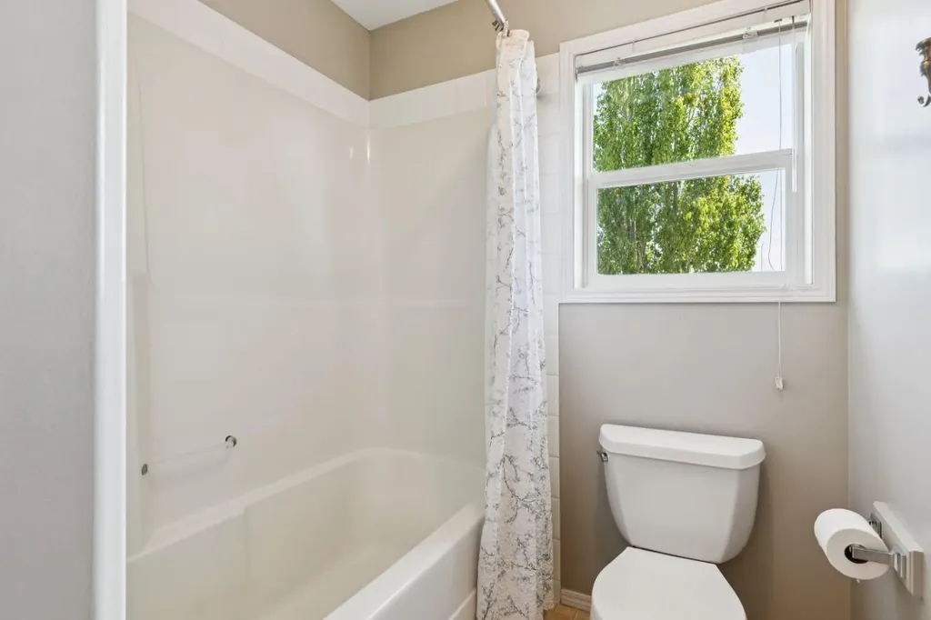 36 Discovery Ridge Court SW Calgary AB T3H 4P8