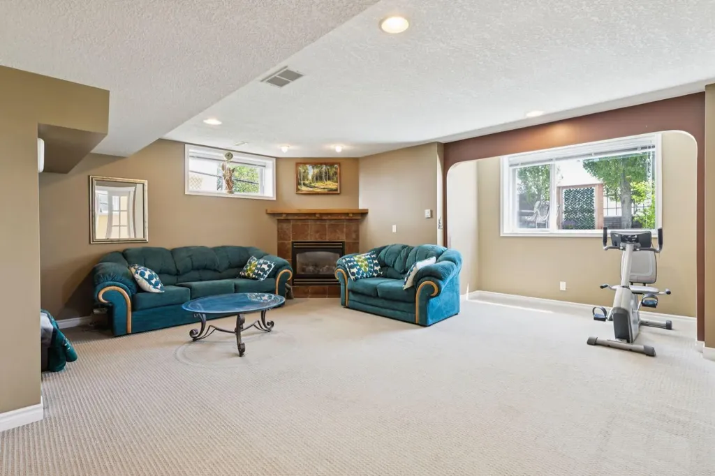 36 Discovery Ridge Court SW Calgary AB T3H 4P8