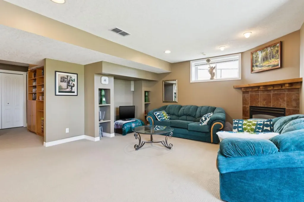 36 Discovery Ridge Court SW Calgary AB T3H 4P8