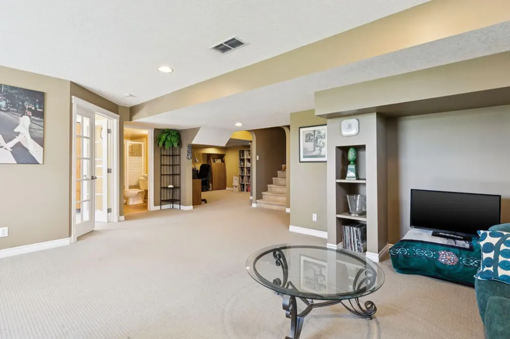 36 Discovery Ridge Court SW Calgary AB T3H 4P8