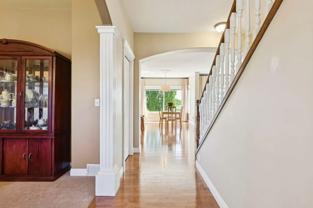 36 Discovery Ridge Court SW Calgary AB T3H 4P8