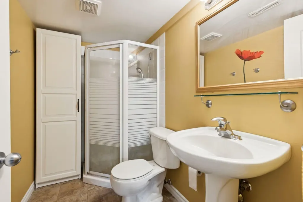36 Discovery Ridge Court SW Calgary AB T3H 4P8