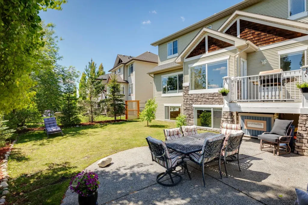 36 Discovery Ridge Court SW Calgary AB T3H 4P8