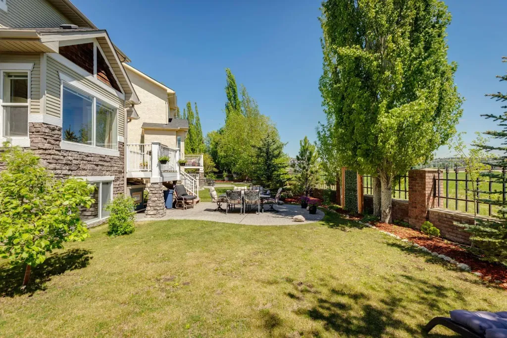 36 Discovery Ridge Court SW Calgary AB T3H 4P8