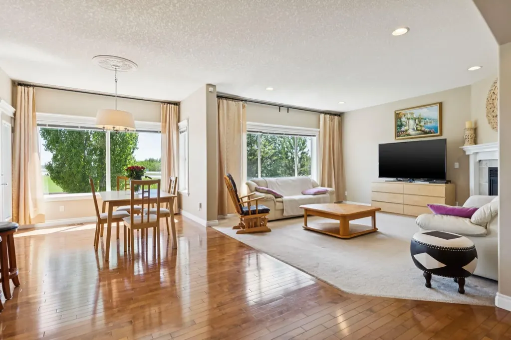 36 Discovery Ridge Court SW Calgary AB T3H 4P8
