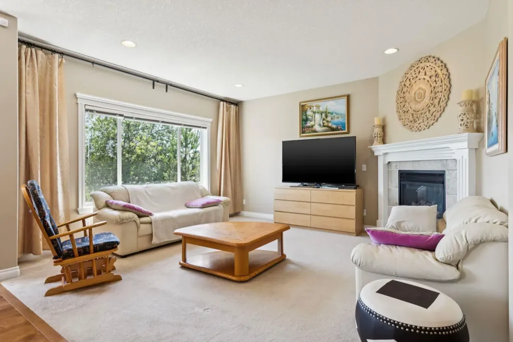 36 Discovery Ridge Court SW Calgary AB T3H 4P8