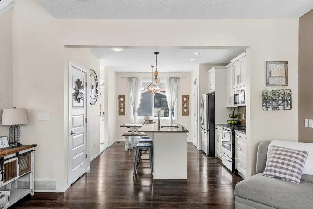 1717 Baywater Road SW Airdrie AB T4B 3V3