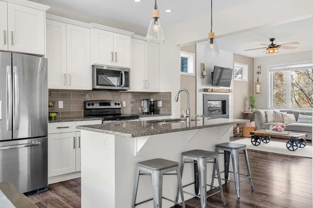 1717 Baywater Road SW Airdrie AB T4B 3V3