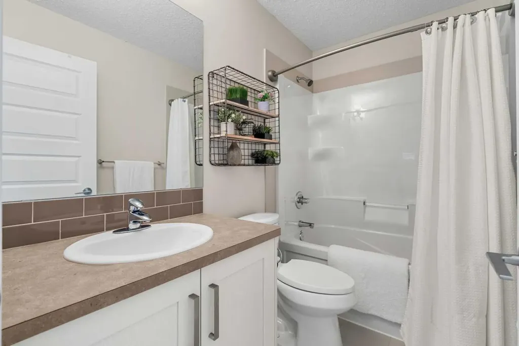 1717 Baywater Road SW Airdrie AB T4B 3V3